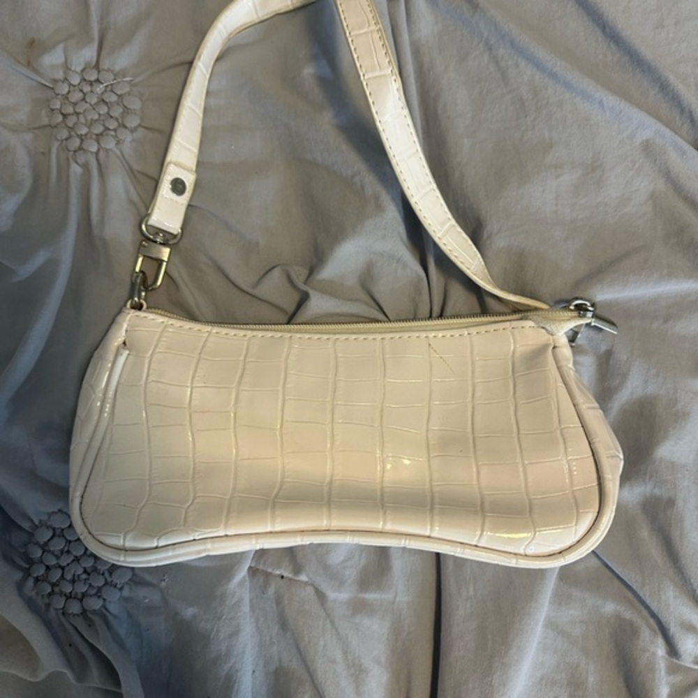Elegant Cream Crocodile-Embossed Shoulder Bag